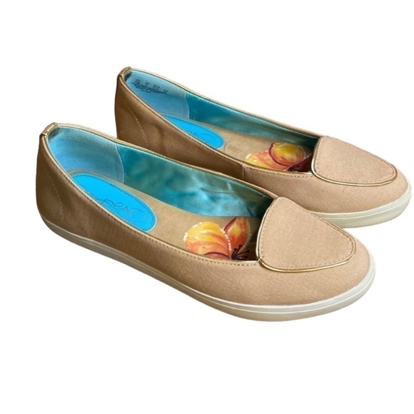 Naturalizer Tan Flat Fabric Comfort Loafers with Gold Accents Size 7 - Picture 1 of 15